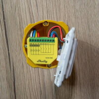 Modul řízení LED pásků Shelly Plus RGBW PM 12/24V DC, WiFi žlutá.