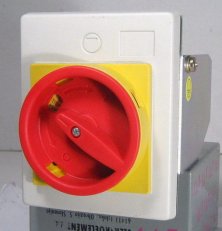 Zapuštěný kryt s červeno/žlutou rukojetí FMEE55-E, IP55 ETI 004648037