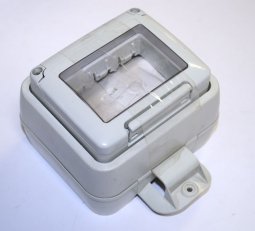 27 COMBI Skříňka 3M, pro montáž na rameno sloupu, IP55, šedá GEWISS GW27057