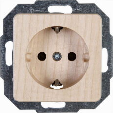 914839002 HK02 - earthed socket outlet,