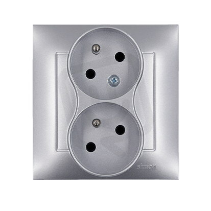 Zásuvka dvojnásobná s uzemněním, pootočená 16A, 250V, stříbrná matná