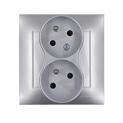 Zásuvka dvojnásobná s uzemněním, pootočená 16A, 250V, s clonkami, stříbrná matná