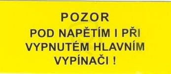 Značení č.51a Pozor pod napětím i při vypnutém vypínači 2,5x6cm